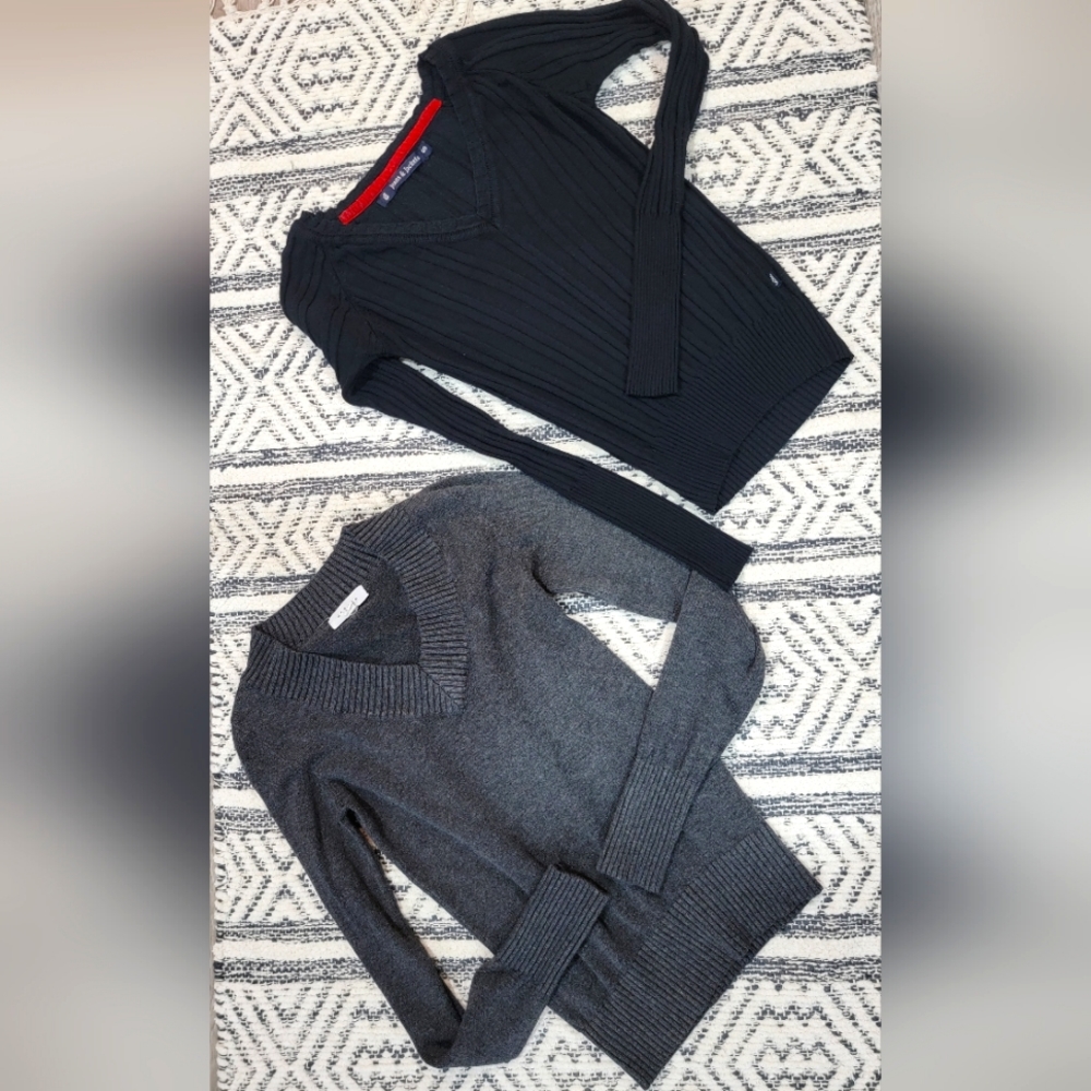 Bundle of 2 V-neck sweaters S